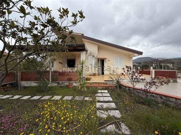 casa indipendente in vendita a Pedara in zona Tarderia