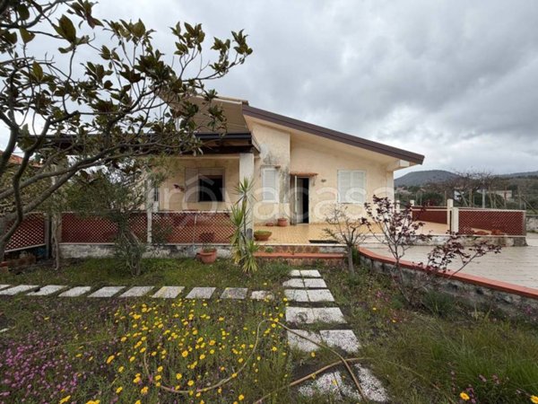 casa indipendente in vendita a Pedara in zona Tarderia