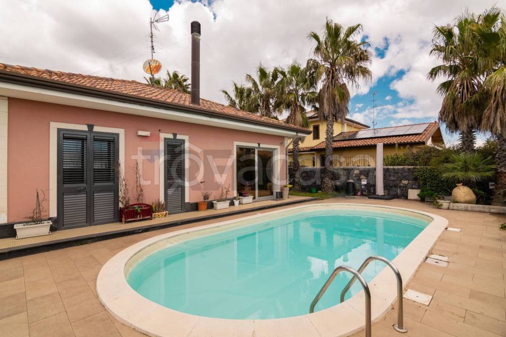 casa indipendente in vendita a Pedara in zona Tarderia