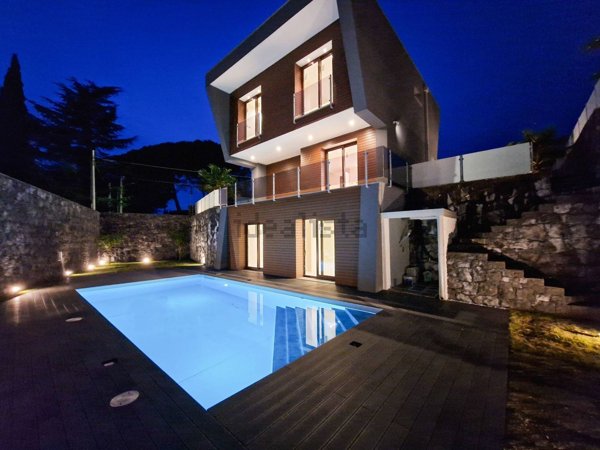 casa indipendente in vendita a Pedara in zona Tarderia