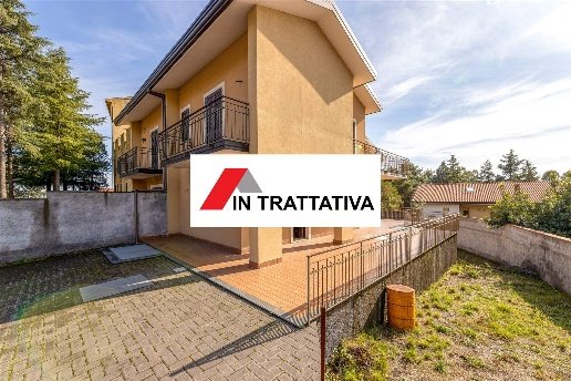 casa indipendente in vendita a Pedara in zona Tarderia