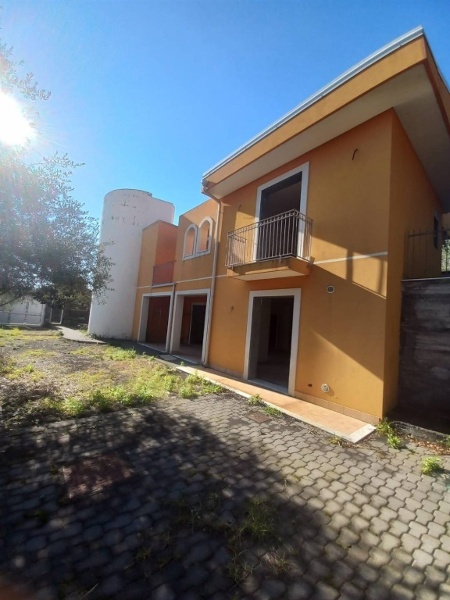 casa indipendente in vendita a Pedara in zona Tarderia