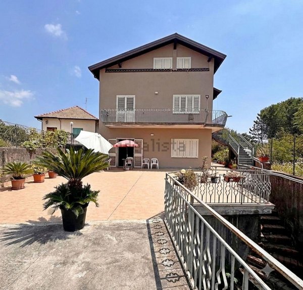 casa indipendente in vendita a Pedara in zona Tarderia