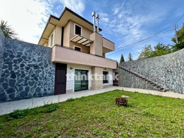 casa indipendente in vendita a Pedara in zona Tarderia