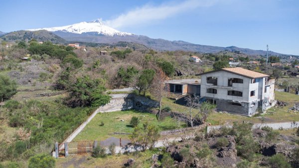 negozio in vendita a Pedara in zona Tarderia