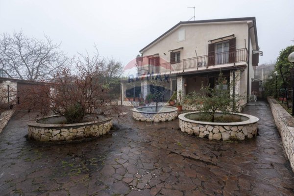 casa indipendente in vendita a Pedara in zona Tarderia
