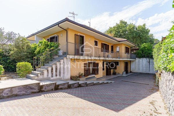 casa indipendente in vendita a Pedara in zona Tarderia