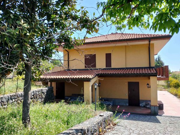 casa indipendente in vendita a Pedara in zona Tarderia