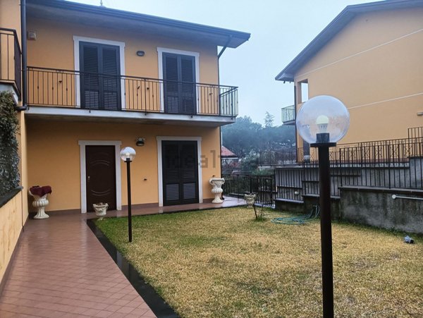 casa indipendente in vendita a Pedara in zona Tarderia