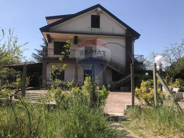 casa indipendente in vendita a Pedara in zona Tarderia