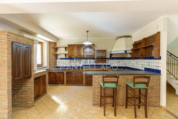 casa indipendente in vendita a Pedara in zona Tarderia