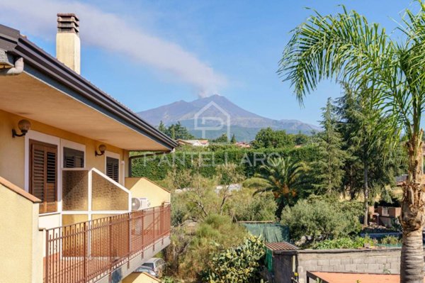 casa indipendente in vendita a Pedara in zona Tarderia