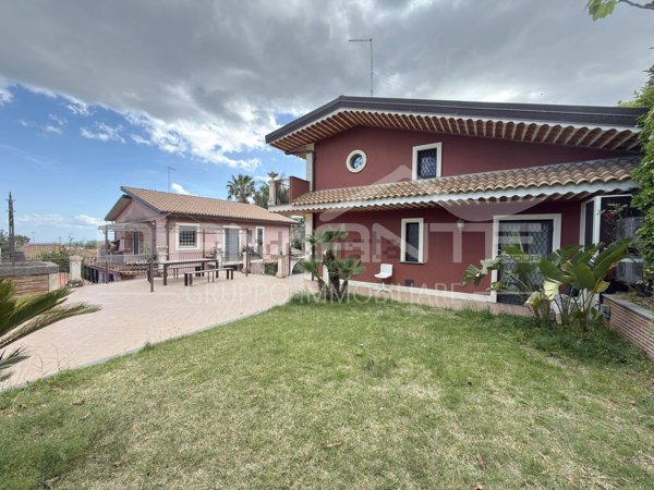 casa indipendente in vendita a Pedara in zona Tarderia