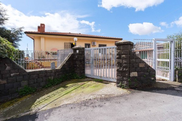 casa indipendente in vendita a Pedara in zona Tarderia