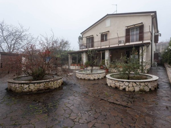 casa indipendente in vendita a Pedara in zona Tarderia