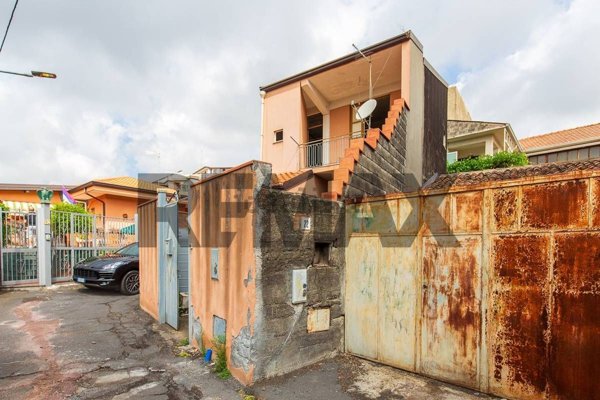 casa indipendente in vendita a Pedara in zona Tarderia