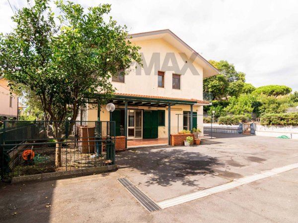 casa indipendente in vendita a Pedara in zona Tarderia