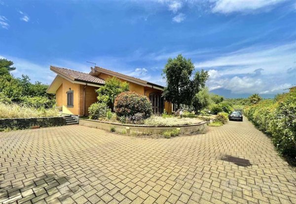 casa indipendente in vendita a Pedara in zona Tarderia