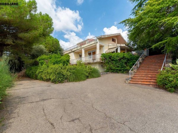 casa indipendente in vendita a Pedara in zona Tarderia