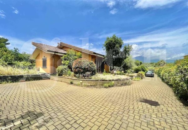 casa indipendente in vendita a Pedara in zona Tarderia