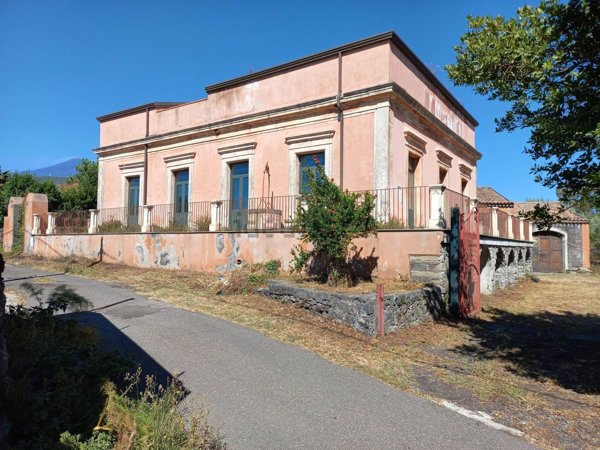 esavano in vendita a Piedimonte Etneo