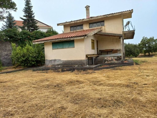 casa indipendente in vendita a Piedimonte Etneo