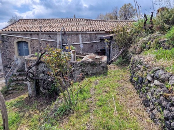 casa indipendente in vendita a Piedimonte Etneo
