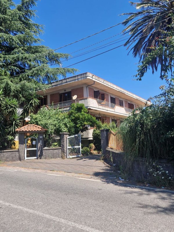 casa indipendente in vendita a Piedimonte Etneo