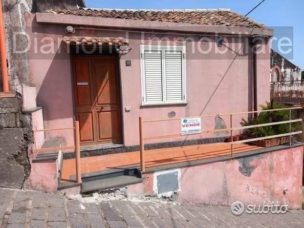 casa indipendente in vendita a Piedimonte Etneo in zona Vena