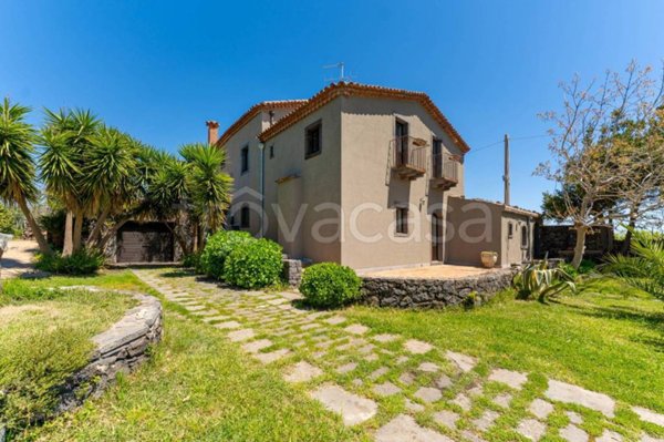 casa indipendente in vendita a Piedimonte Etneo