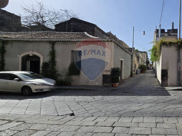 locale commerciale in vendita a Riposto