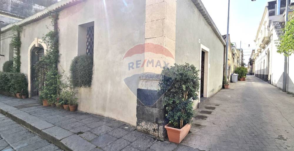 locale commerciale in vendita a Riposto