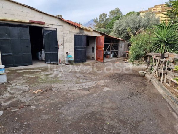 locale commerciale in vendita a Riposto