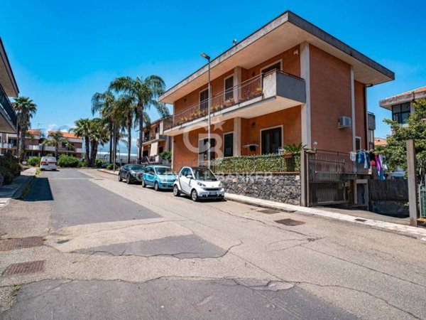 locale commerciale in vendita a Riposto