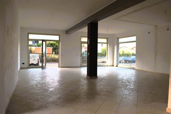 locale commerciale in vendita a San Giovanni la Punta