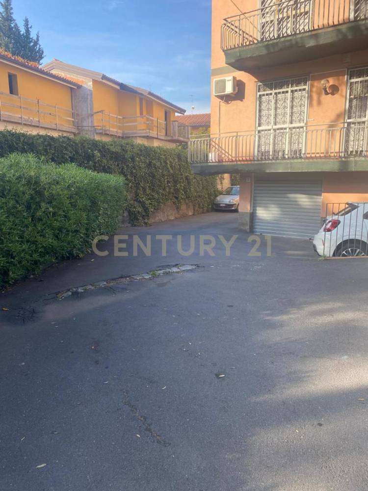locale di sgombero in vendita a San Giovanni la Punta