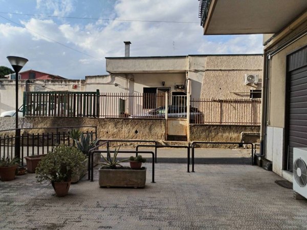 locale commerciale in vendita a San Giovanni la Punta