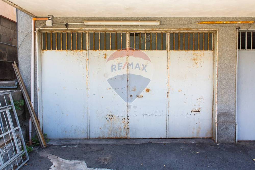 locale di sgombero in vendita a San Giovanni la Punta