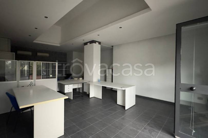 negozio in vendita a San Giovanni la Punta in zona Trappeto