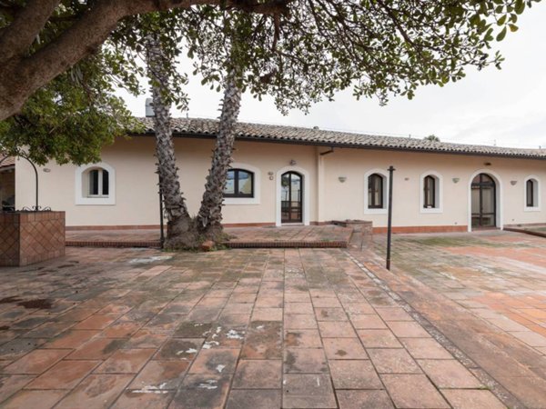 negozio in vendita a San Giovanni la Punta in zona Trappeto