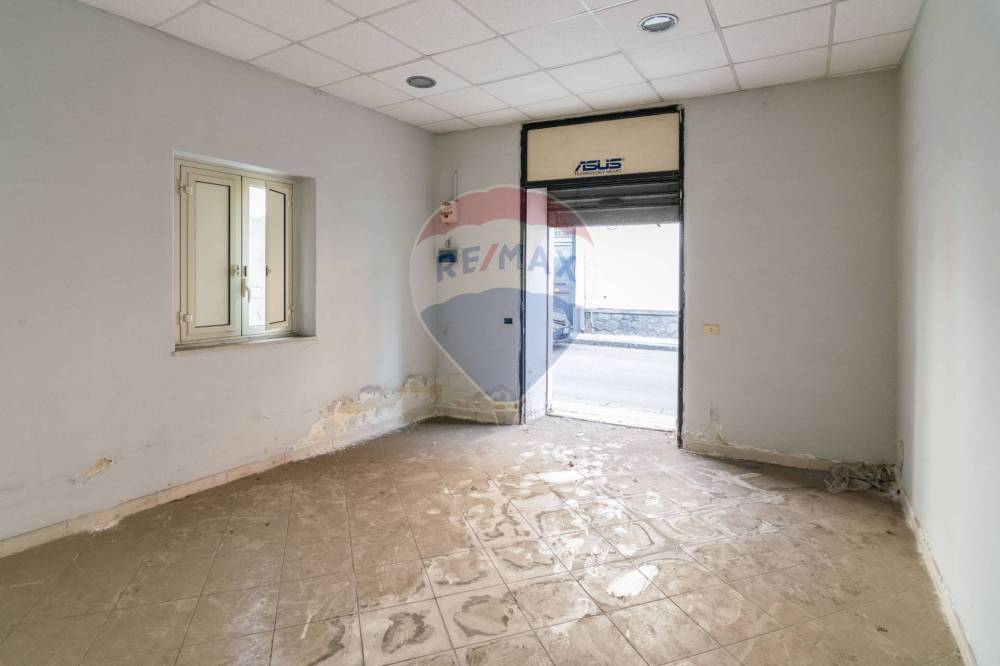 locale commerciale in vendita a San Giovanni la Punta