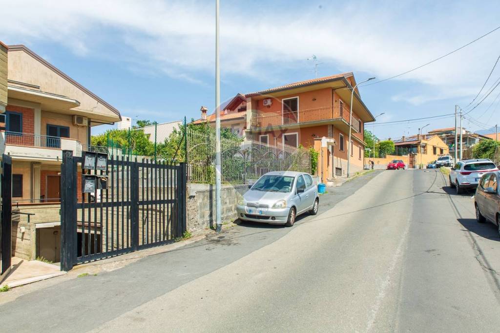 locale di sgombero in vendita a San Pietro Clarenza