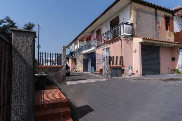 locale di sgombero in vendita a San Pietro Clarenza