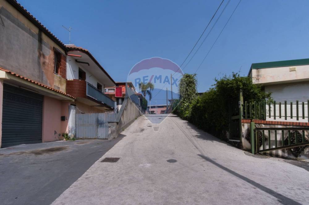 locale di sgombero in vendita a San Pietro Clarenza