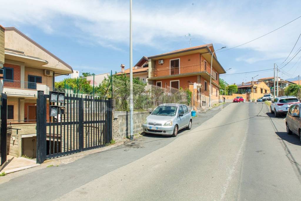 locale di sgombero in vendita a San Pietro Clarenza