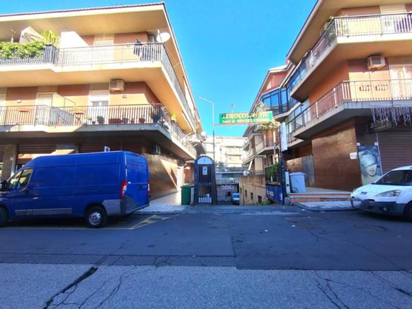 locale commerciale in vendita a Sant'Agata li Battiati