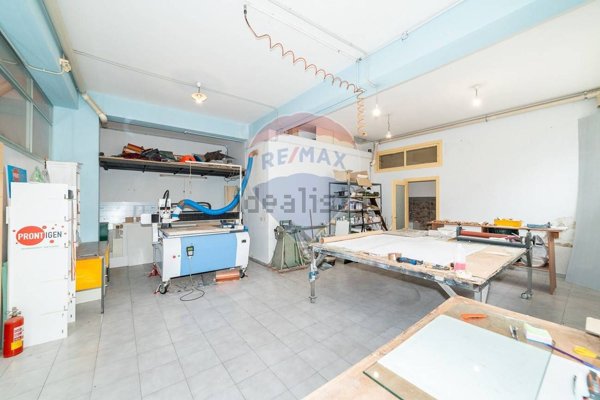 locale commerciale in vendita a Sant'Agata li Battiati
