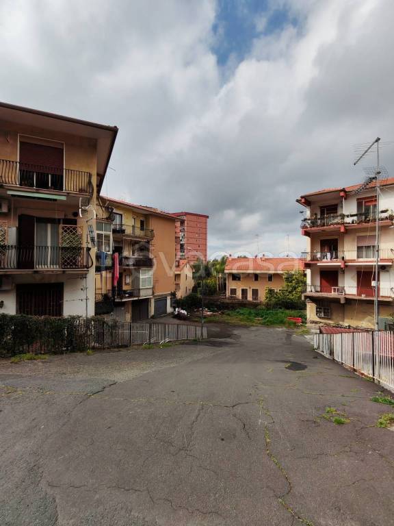 locale commerciale in vendita a Sant'Agata li Battiati