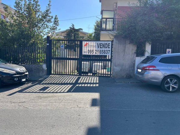 locale commerciale in vendita a Sant'Agata li Battiati