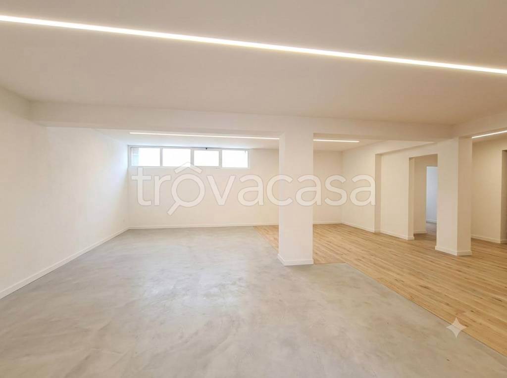 locale commerciale in vendita a Sant'Agata li Battiati